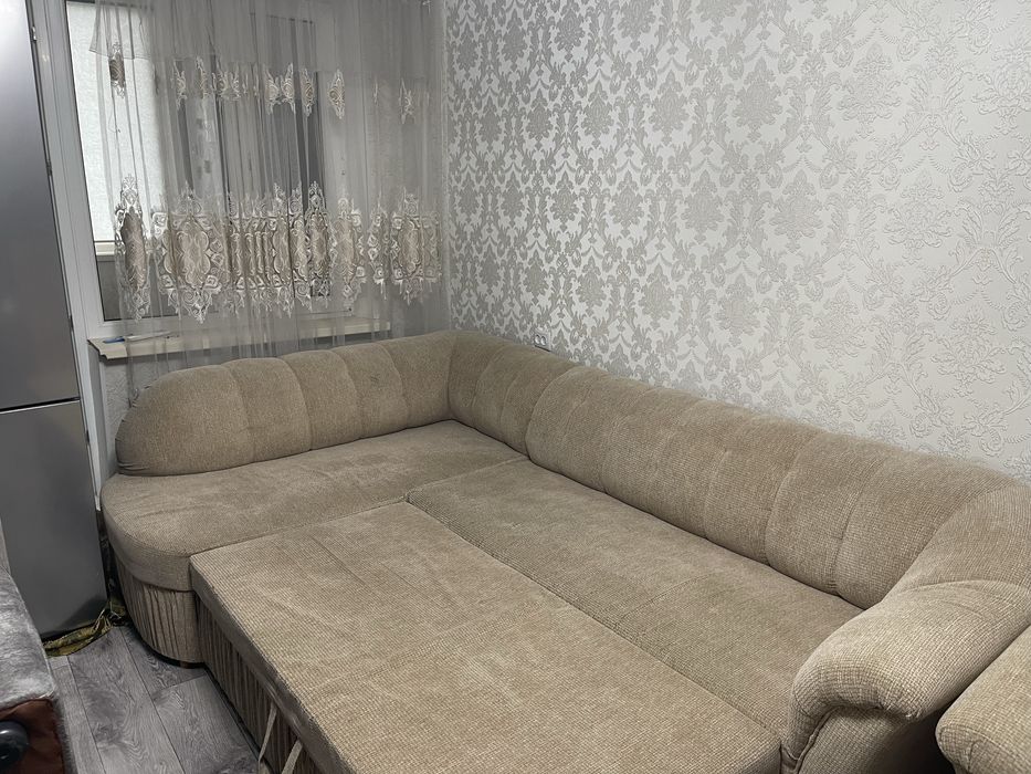 Продам угловой диван с креслом