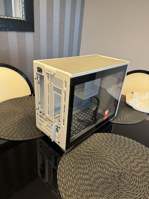 Cooler Master NR200P White Mini-ITX – modificată pentru 3x radiator 240 mm