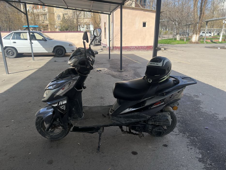 Скутер на ходу 125 кубовый