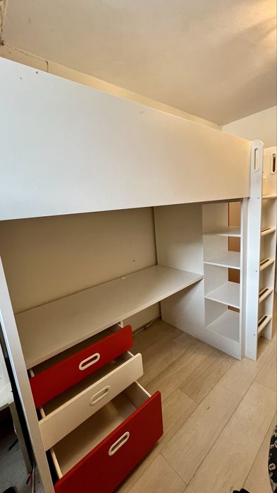 Детско двуетажно легло с вградено бюро и гардероб