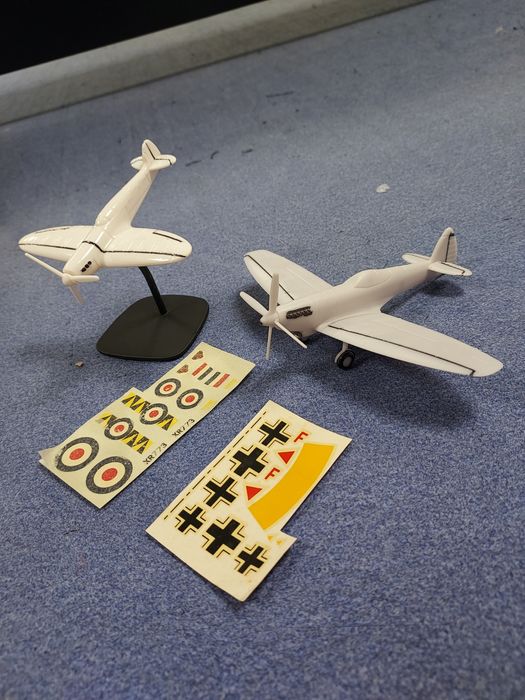 Machete avioane Spitfire WW II-Revell si decaluri-jucarii, colectie