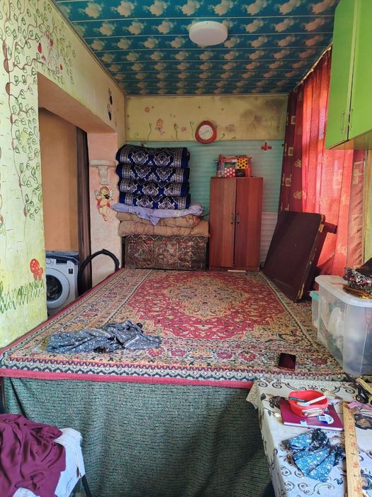 Продаю срочно квартиру без ремонта. Ориентир шохбекат базар.