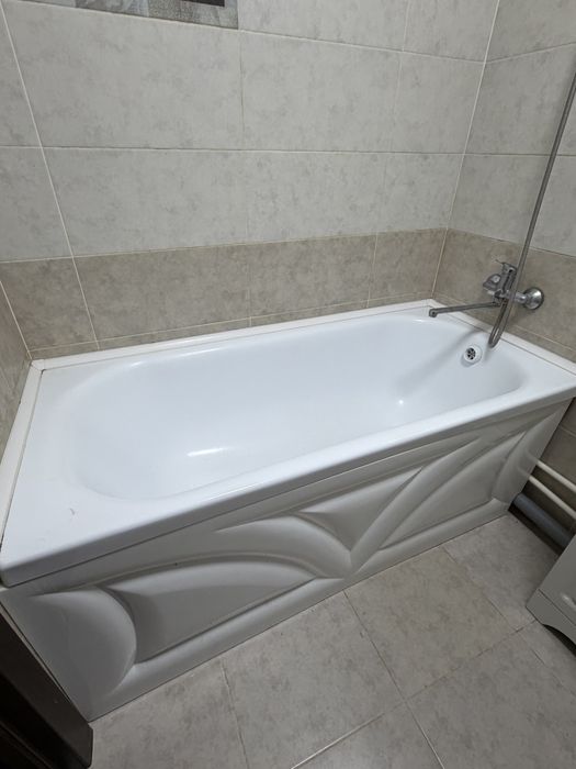 Акриловая ванна с ножками каркасом и экраном