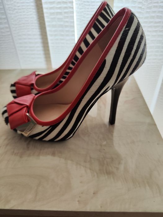 Обувки Guees нови