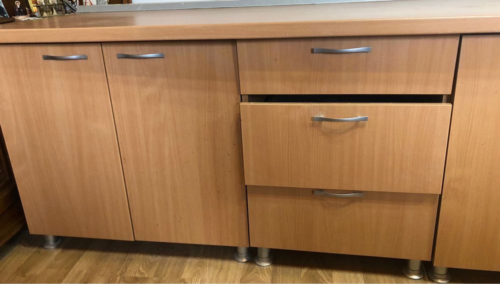 De vânzare mobilă de bucătărie – realizată la comandă