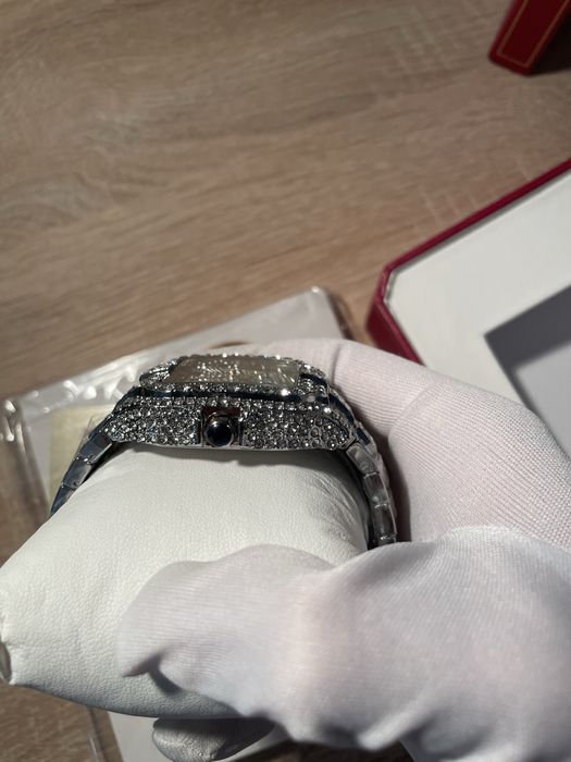 Часовник Cartier Santos iced-out