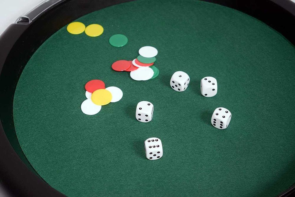 La Ducale - 33 см тава за зарове с 5 зара Yahtzee и 21 жетона. Зелен