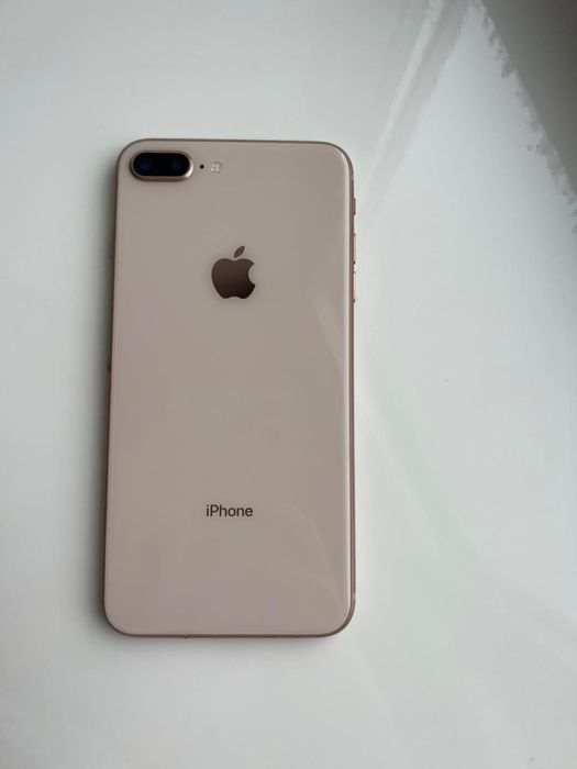 продам iPhone 8+