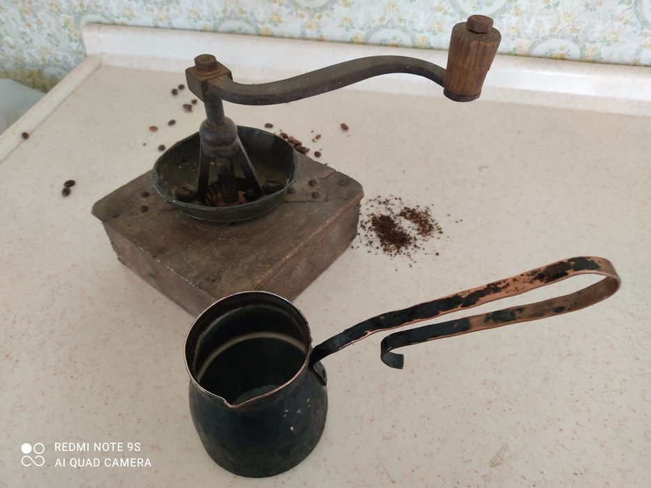 Стара ретро винтидж Кафемелачка медно джезве