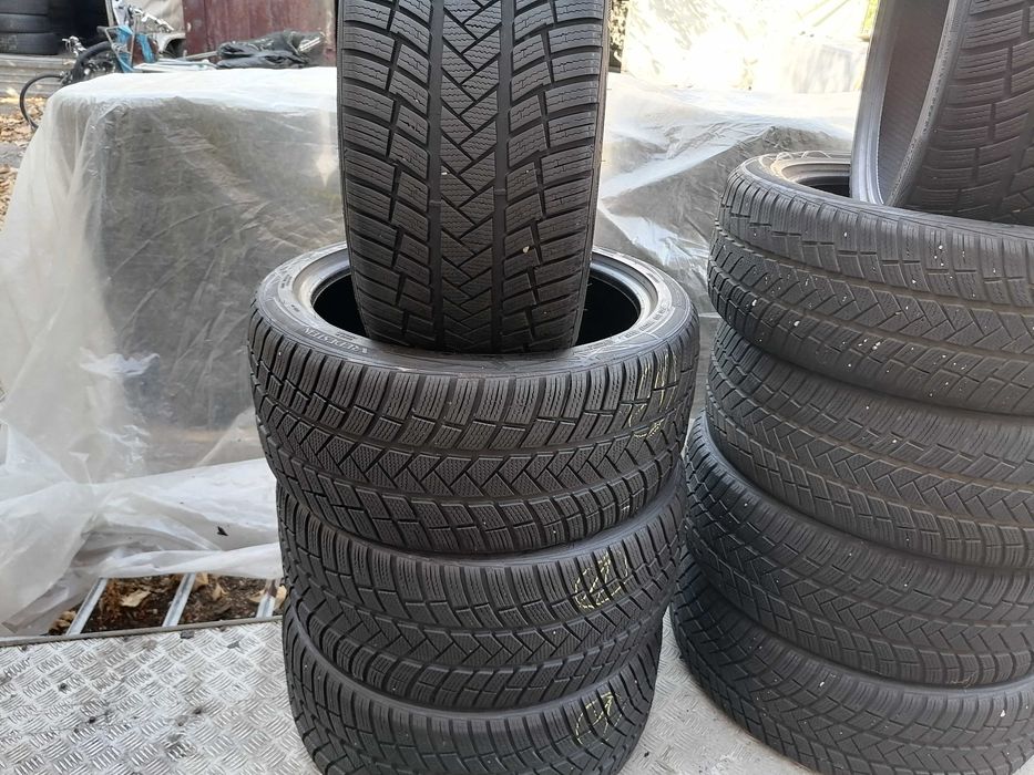 4 бр. Vredestein 235/40R18 DOT 3325. Като нови.