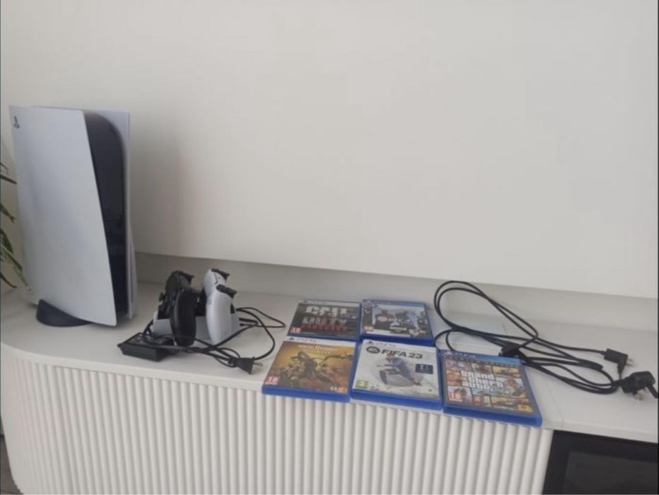 PS5 Дисковая + 2 джойстика + Зарядка + 5 игр