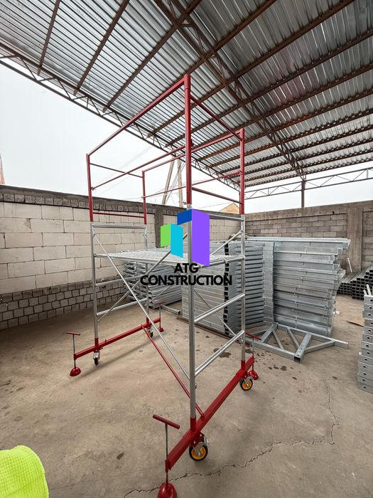 Передвижные строительные леса с домкратами и защитным верхним каркасом