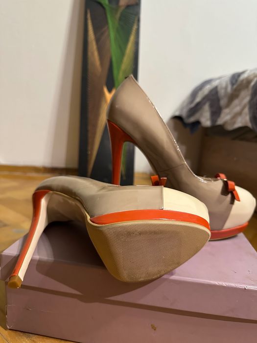 Нови елегантни обувки