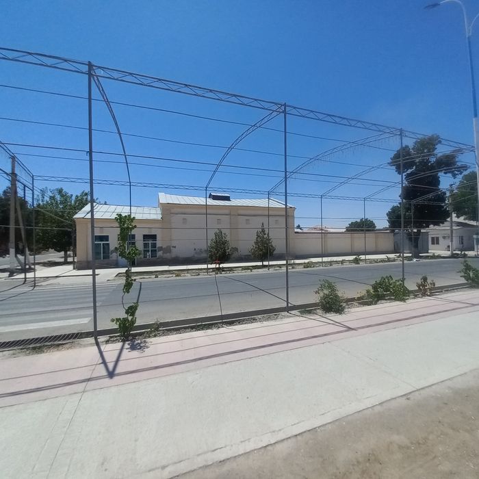 Eski shaxar Karmana  markazidan  bino sotiladi xoxlagan biznes joy