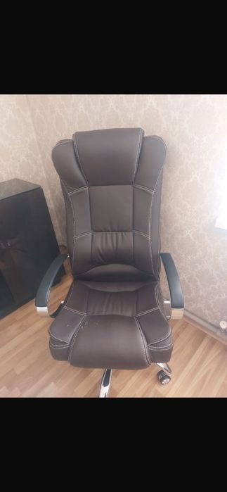 4 стулья 1 офисное кресло