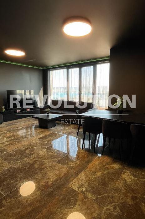 Тристаен апартамент в района на Галата!