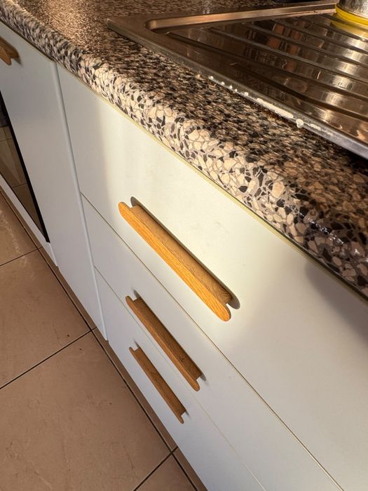 Vand mobila de bucatarie completa cu electrocasnice incluse hota, aragaz, cuptor si frigider.