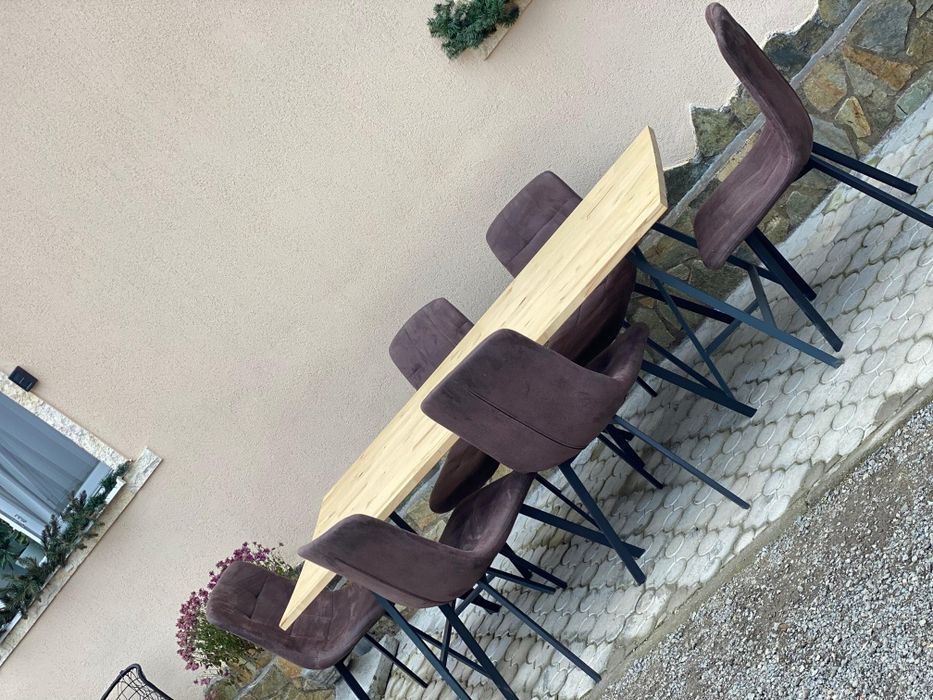 Masă din lemn cu 6 scaune