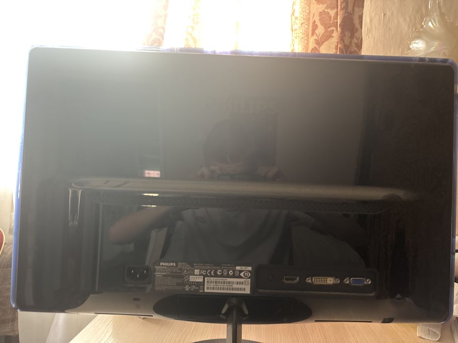 Монитор Philips в рабочем состоянии