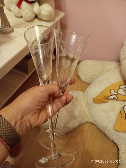 Сватбени чаши с гълбчета и сърца