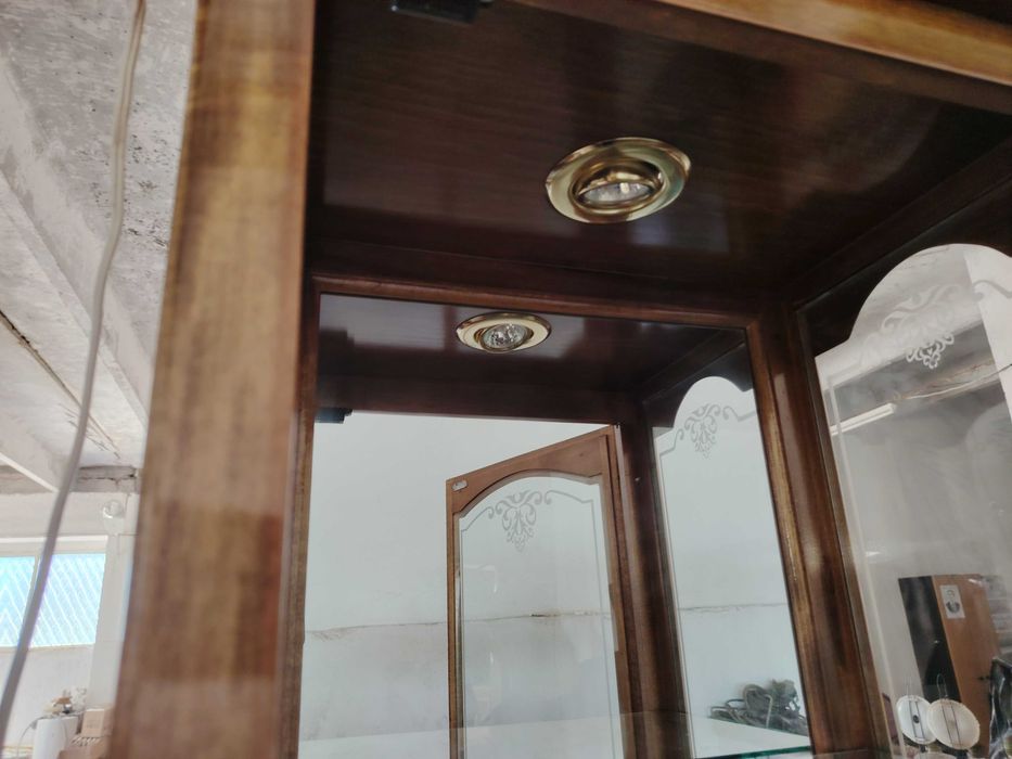 Витрина единична от дърво