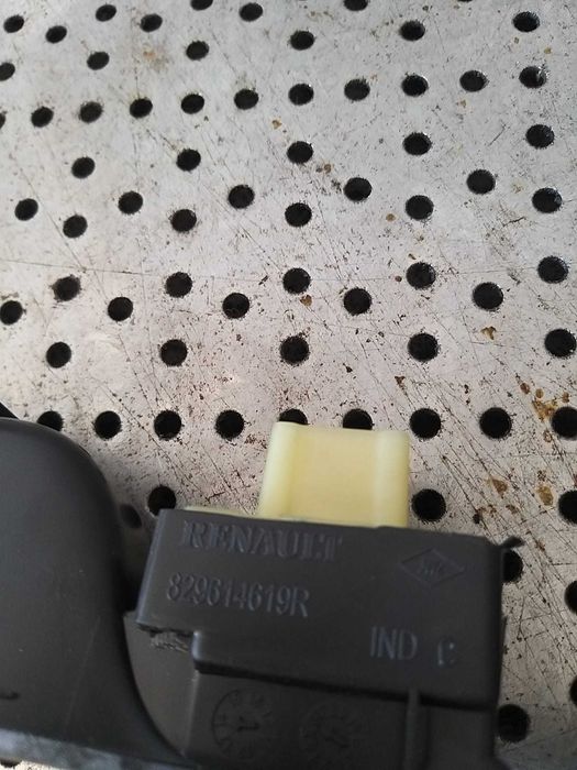 Buton geam electric stanga spate renault captur 1 2015 829614619r