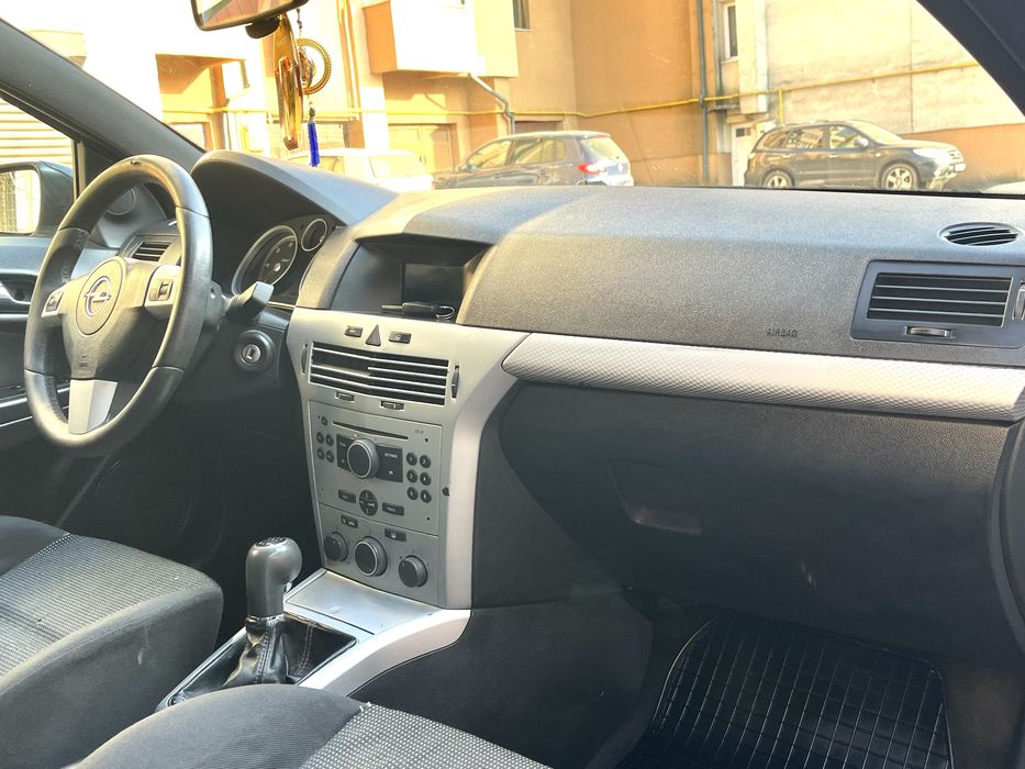 Opel astra H GTC 1.7D