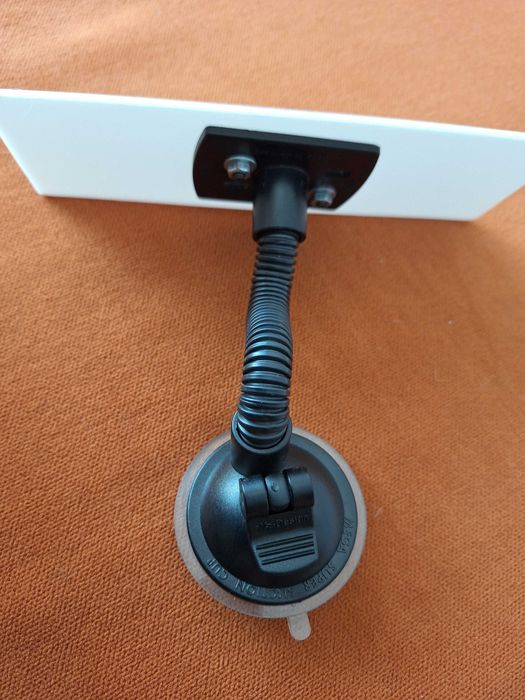 Braț flexibil cu ventuză Herbert Richter (HR), utilizat frecvent în mașini pentru montarea dispozitivelor GPS, a telefoanelor  a tabletelor pe parbriz
