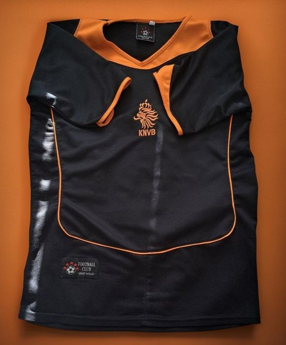 Футболни артикули и карти с автографи!