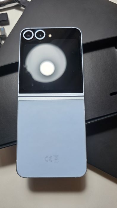 Vând Samsung z flip 6 256 GB cu garanție oct 2026