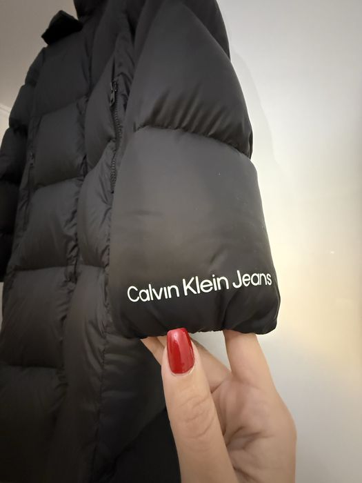 Geacă de damă,Calvin Klein(puf 90%),impecabilă,cu glugă,pret 550 ron!