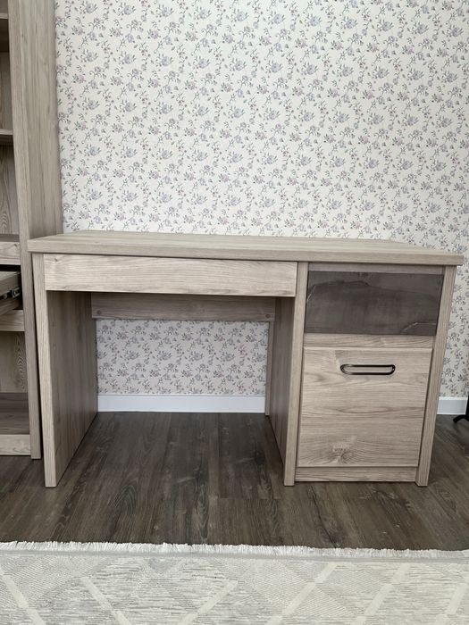 Шкаф витринный с столом