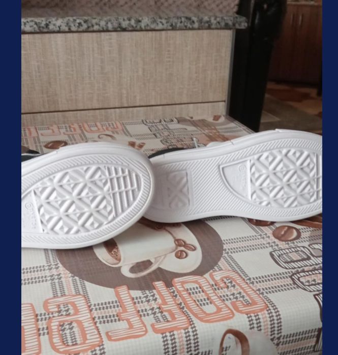 Teneși converse noi originali 150 lei.nr 34