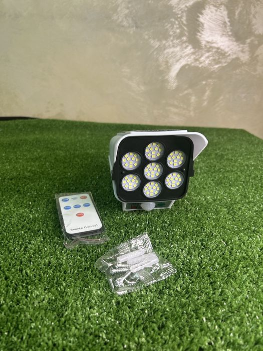 Lampa solara tip camera de supraveghere solara, incarcare solara