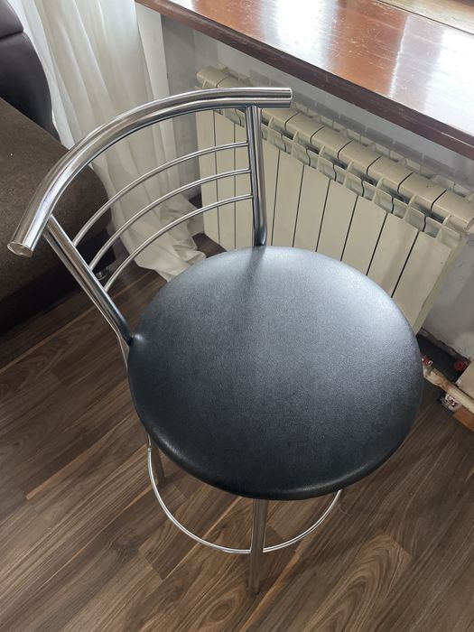 Продам стол и 4 барных стульев