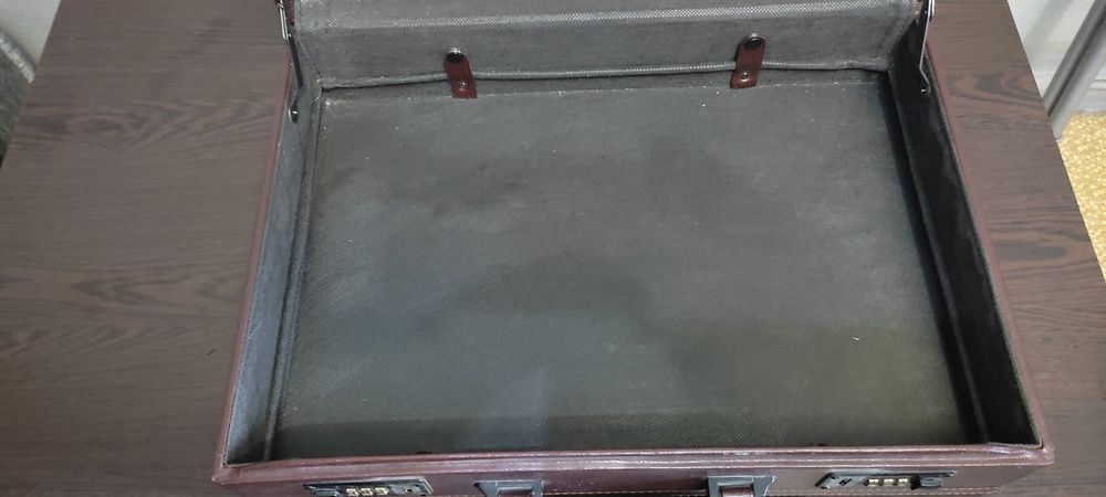 Кейс дипломат с кодовыми замками