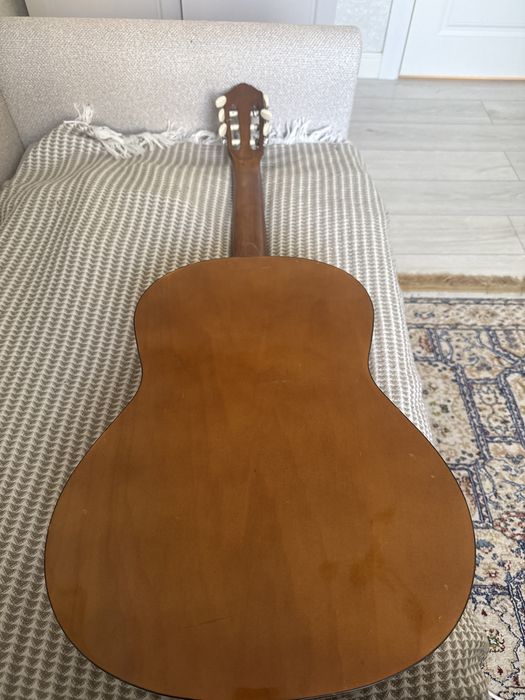 На продаже гитара  Yamaha C - 80