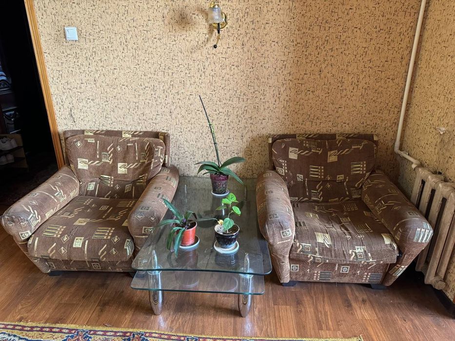 Divan va kreslo yaxshi holatdagi