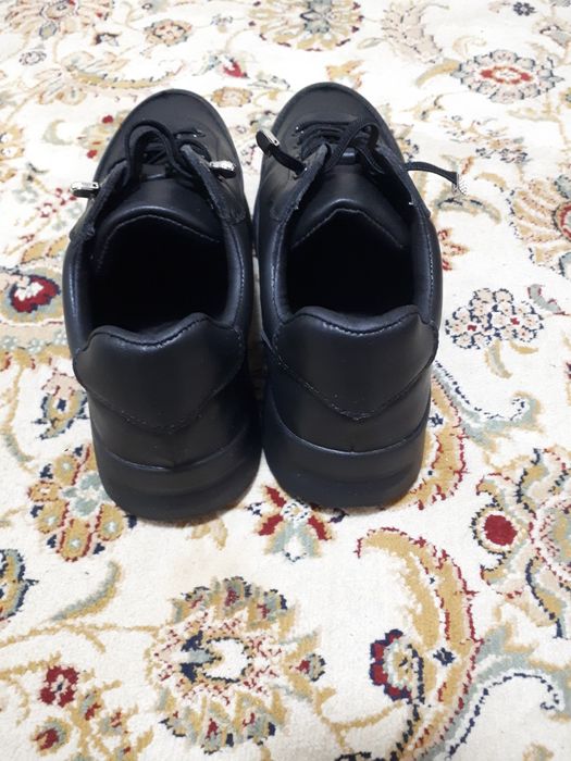 Продам женские кроссовки