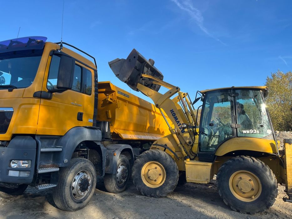 Vând buldoexcavator komatsu wb93s