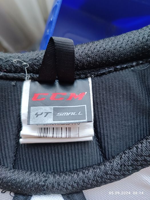 Нагрудник CCM для хоккея детский.