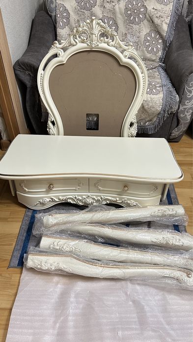 Туалетный столик новый !