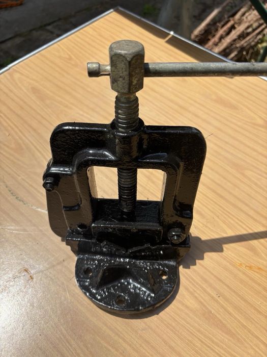 Тръбно менгеме стоманено