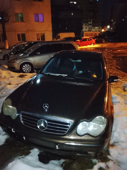 Vând Mercedes c180