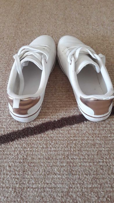 Бели маратонки за момиче