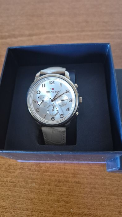 Стилен дамски часовник Tommy Hilfiger
