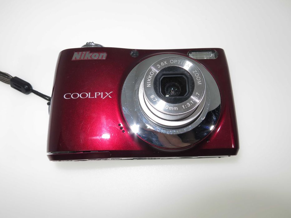 Nikon Coolpix L22 компактен цифров фотоапарат, червена дигитална камера, 12 мегапиксела, голям екран, тествана и работи отлично