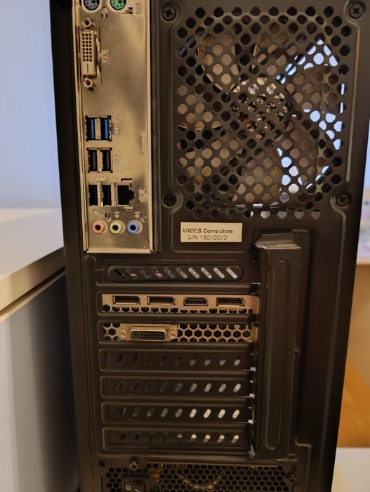 Геймърски настолен компютър + кабел за захранване