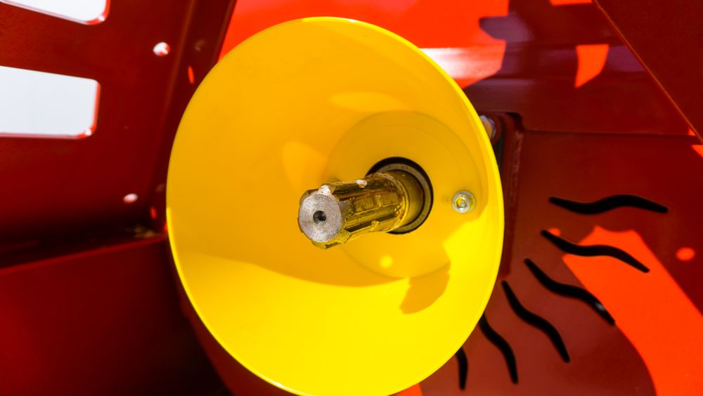 Tocător crengi la tractor RT 630 R cu role de tragere