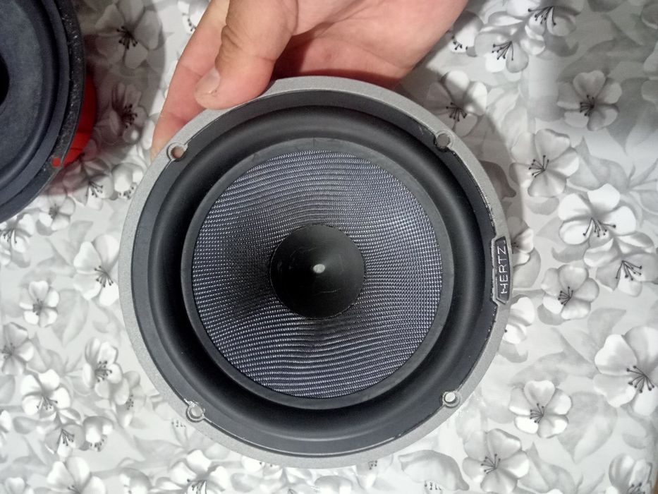 Продам 2-шт разные калонки Hertz в хорошем состоянии.